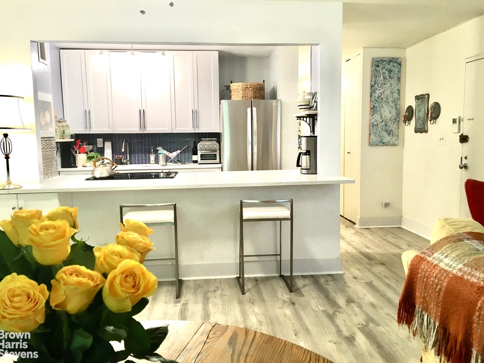 Photo 1 of 152 Bank Street 1B, West Village, NYC, $3,950, Web #: 20239967