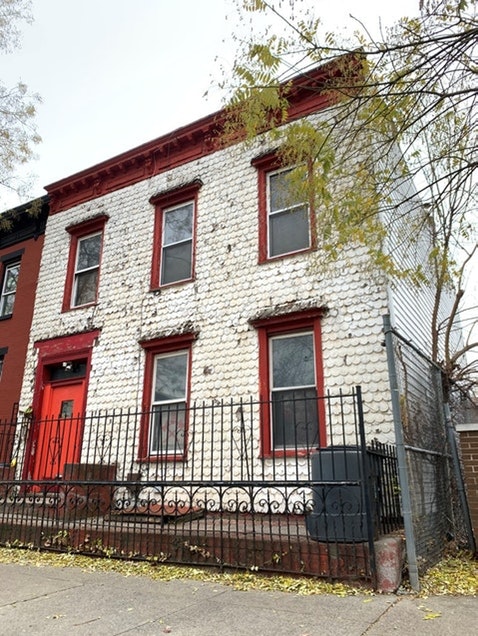 206 Howard Avenue, Stuyvesant Heights, Brooklyn, New York - 3 Bedrooms  
1 Bathrooms  
5 Rooms - 