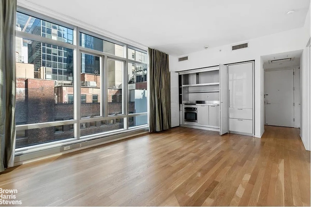 Photo 1 of 18 West 48th Street 15B, Midtown West, NYC, $6,000, Web #: 23455093